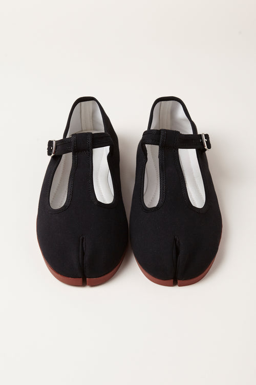 TRB#001 from the front, both shoes showing the split tabi toe and terracotta soles.